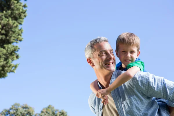 Vater und Sohn amüsieren sich im Park — Stockfoto