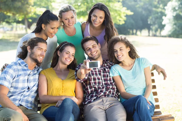 Amis souriants prenant un selfie — Photo