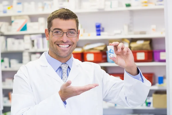 Farmacista che mostra vaso medicinale — Foto Stock