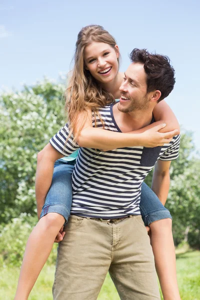 Linda pareja divirtiéndose en el parque —  Fotos de Stock