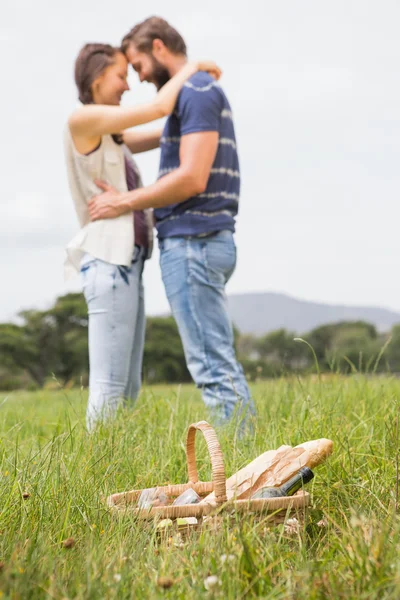 Молодая пара на пикнике — стоковое фото
