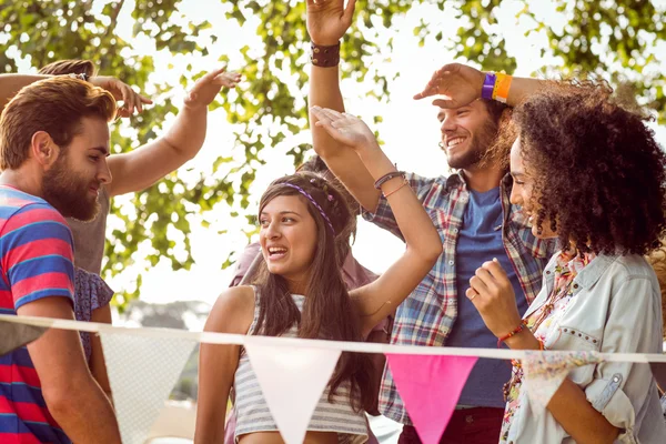 Felices hipsters bailando con la música — Foto de Stock