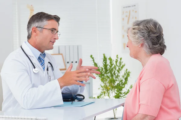 Doctor conversing with patient — Stock Photo, Image