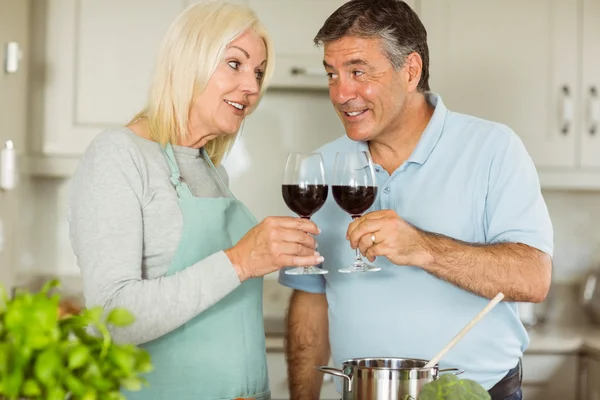 Äldre par att göra middag tillsammans — Stockfoto