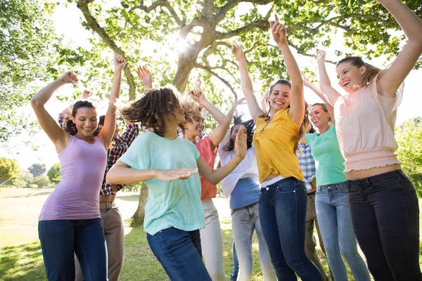 Happy friends in the park cheering — Stock Photo, Image