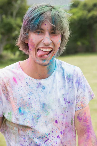 Человек веселится с порошковой краской — стоковое фото