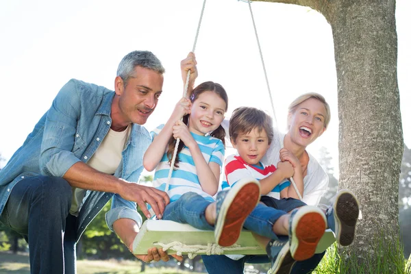 Mutlu aile salıncak — Stok fotoğraf