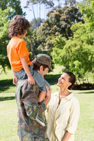 Un soldat heureux réuni avec sa famille — Photo