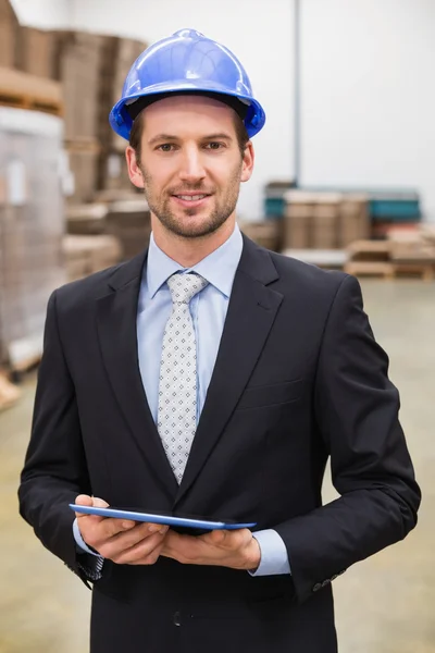 Warehouse manager using tablet — Stock Photo, Image