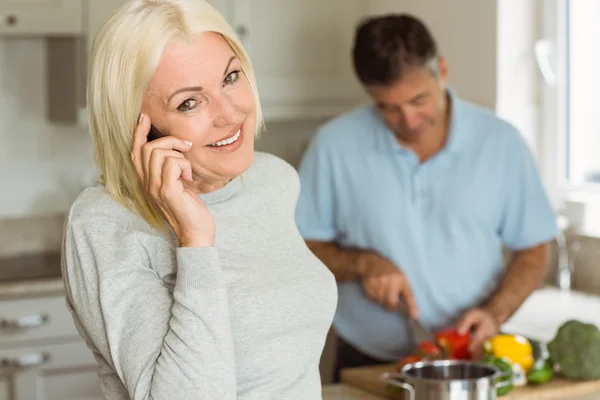 Loira madura feliz no telefone — Fotografia de Stock