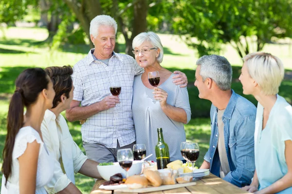 Glückliche Senioren stoßen mit ihrer Familie an — Stockfoto