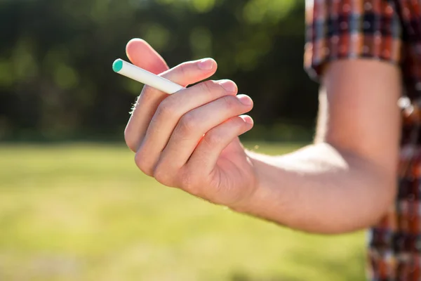 Hipster röka en elektronisk cigarett — Stockfoto