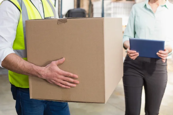 Caja de transporte de trabajador de almacén — Foto de Stock