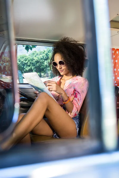 Hipster mirando el mapa en autocaravana — Foto de Stock