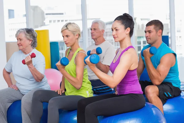 Beden eğitimi dersinde dumbbells ile çalışma dışarı insanlar — Stok fotoğraf