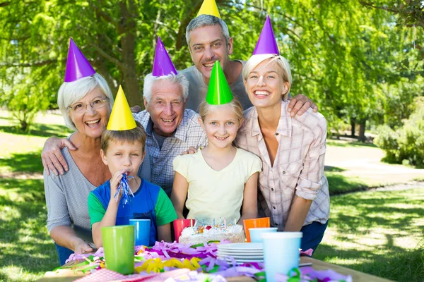 Famiglia felice che festeggia un compleanno — Foto Stock
