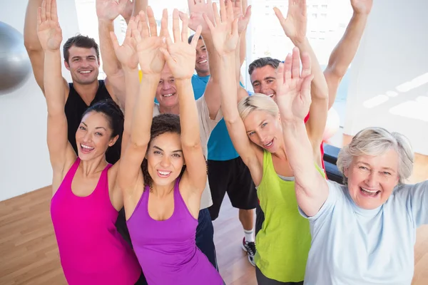 Veselí přátelé s rukama nad hlavou na fitness studio — Stock fotografie