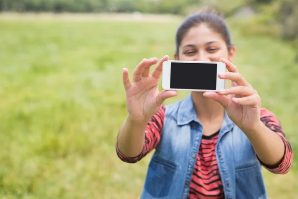 Morena tirando uma selfie no parque — Fotografia de Stock