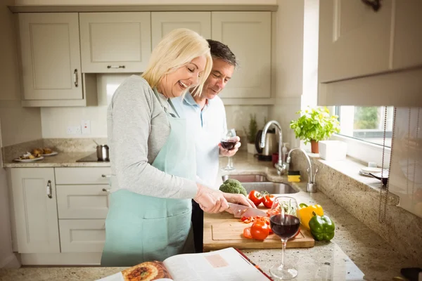 Pareja madura preparando verduras juntos —  Fotos de Stock