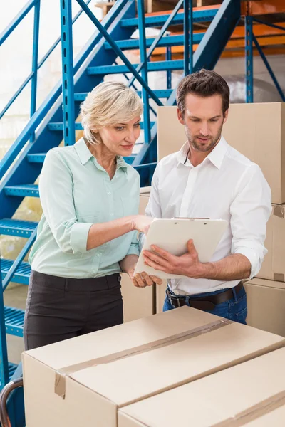 Focused warehouse managers with clipboard — Stock Photo, Image