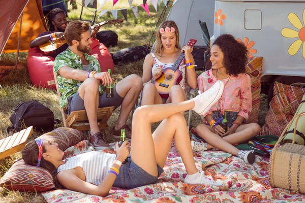 Happy hipsters relaxing on campsite — Stock Photo, Image