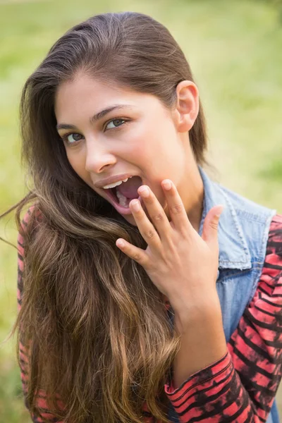 Morena bonita sorrindo para a câmera — Fotografia de Stock