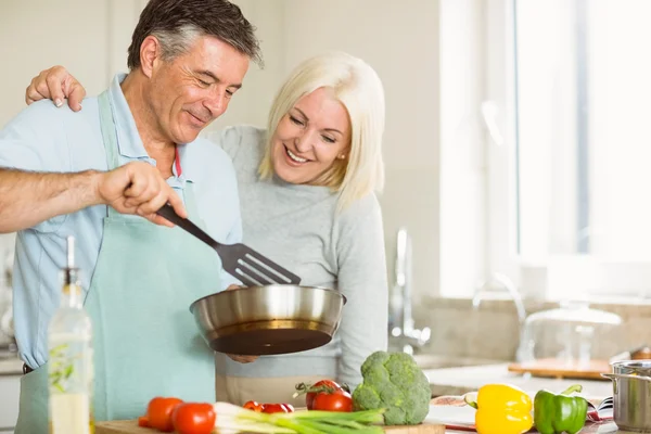 Mature couple making dinner together — Stock Photo, Image