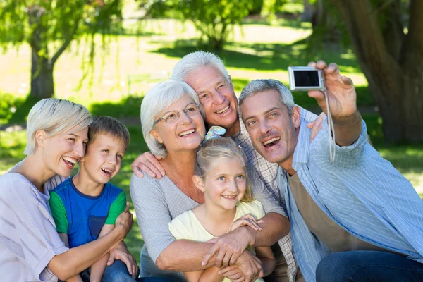 Ευτυχισμένη οικογένεια λαμβάνοντας μια selfie — Φωτογραφία Αρχείου