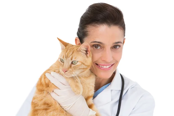 Veterinário sorridente com um gato nos braços — Fotografia de Stock