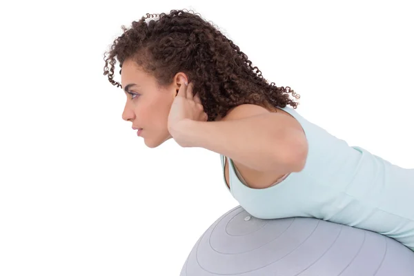 Fit mulher acordando na bola de exercício — Fotografia de Stock