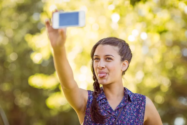 Jolie hipster prendre un selfie — Photo