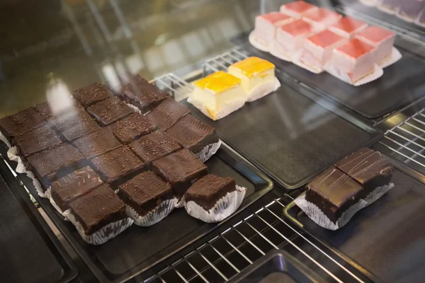 Vitrine avec gâteaux au fromage et brownies — Photo