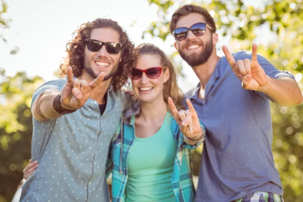 Hipster amis souriant à la caméra — Photo