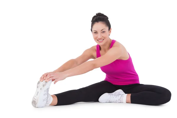Vältränad kvinna stretching hennes ben — Stockfoto