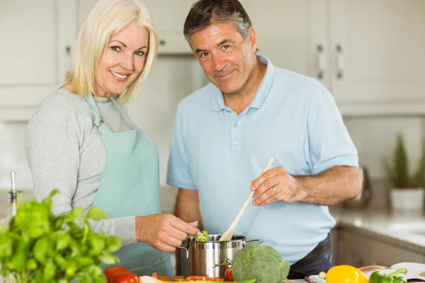 Coppia matura preparare la cena insieme — Foto Stock