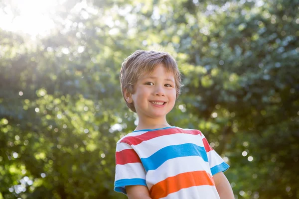 Lilla pojke ler mot kameran — Stockfoto