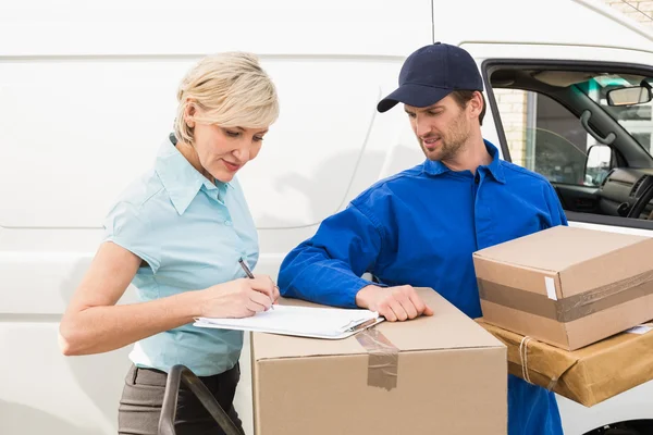 Gelukkig levering man met klant — Stockfoto