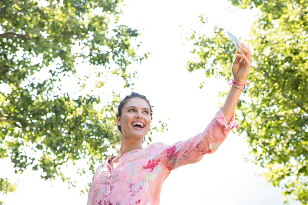 Morena bonita tirando uma selfie — Fotografia de Stock