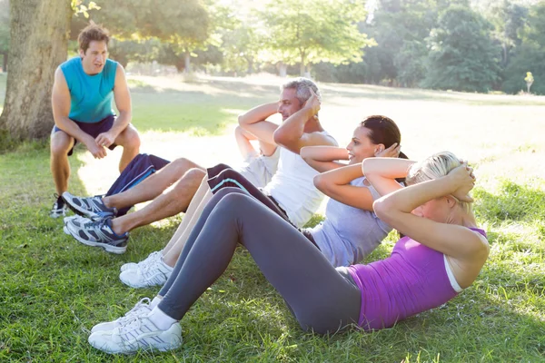 Happy athletic gruppträning — Stockfoto