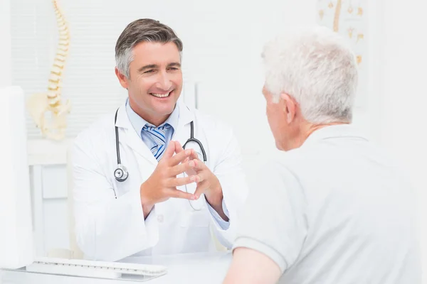 Médico ortopédico discutindo com o paciente — Fotografia de Stock