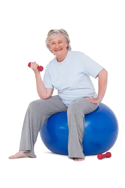 Старшая женщина, сидящая на мяче — стоковое фото