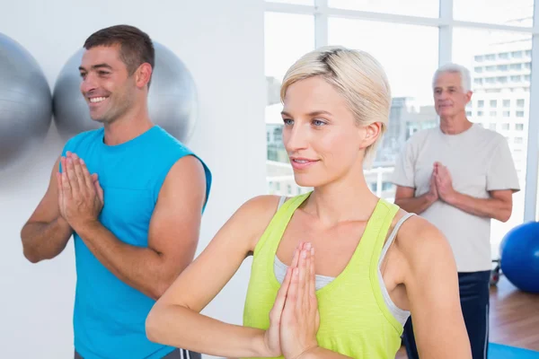 Menschen meditieren im Fitnessclub — Stockfoto