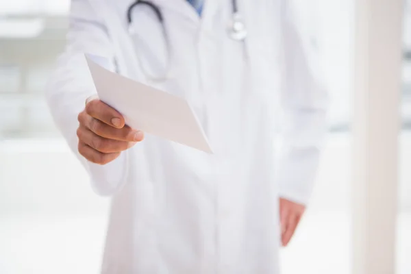 Doctor giving paper — Stock Photo, Image