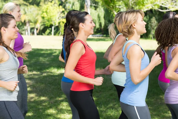 Fitnessgruppe joggt im Park — Stockfoto