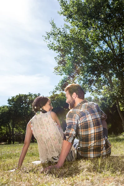 Linda pareja relajándose en el parque — Foto de Stock