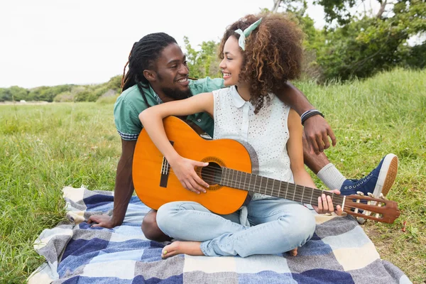 Pareja en picnic tocando la guitarra — Foto de Stock