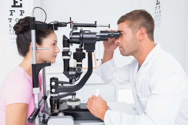 Opticien bestuderen womans ogen — Stockfoto