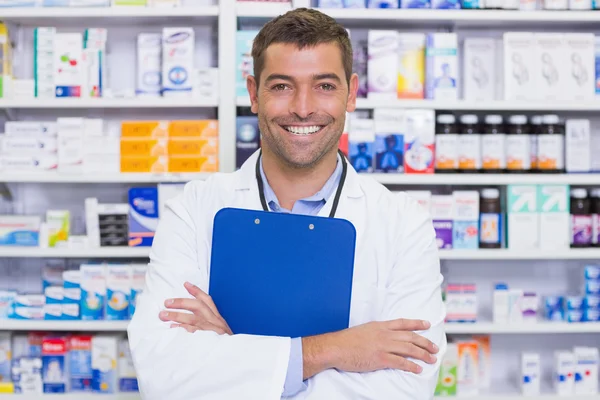 Farmacêutico feliz segurando prancheta — Fotografia de Stock