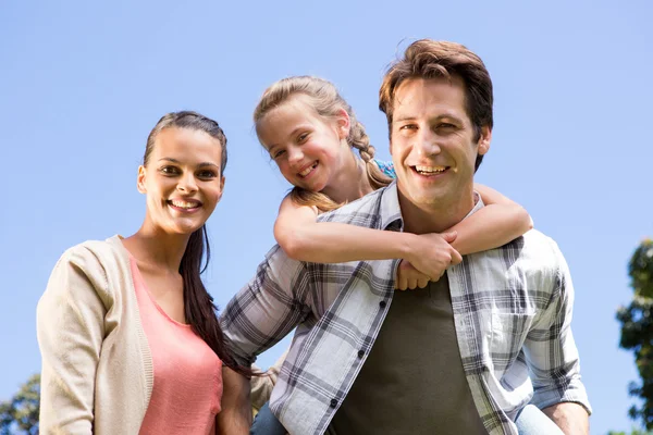 Família feliz no parque juntos — Fotografia de Stock