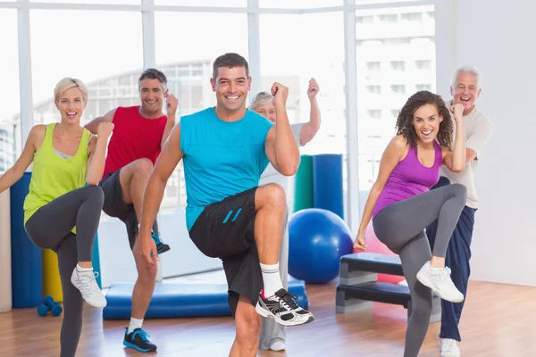 Gente haciendo ejercicio de fitness en clase de yoga — Foto de Stock